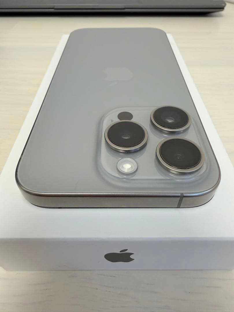 【海外版美品】iPhone 15 Pro 256GB ナチュラルチタニウム