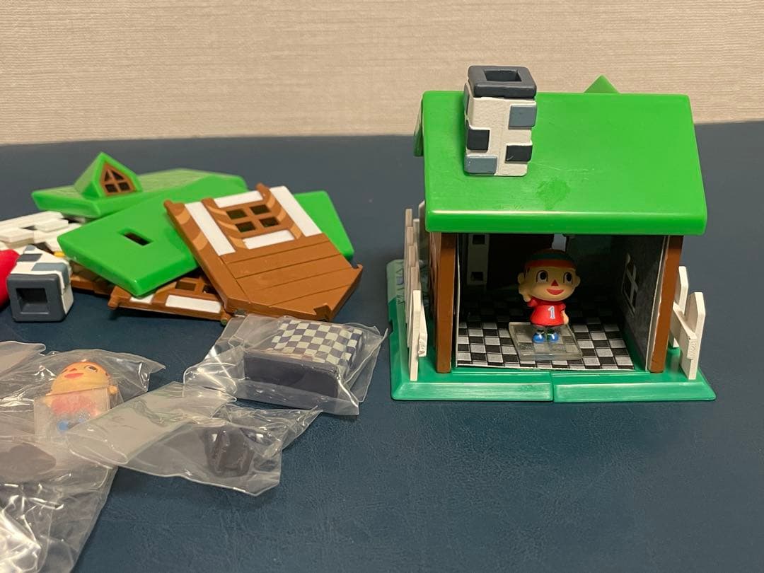どうぶつの森 わたしのおうちコレクション　ミニチュア　緑の屋根のお家　フィギュア