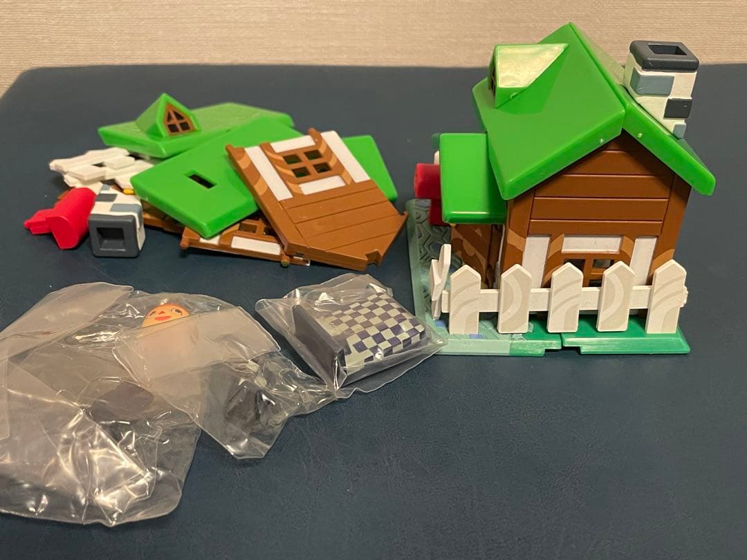 どうぶつの森 わたしのおうちコレクション　ミニチュア　緑の屋根のお家　フィギュア