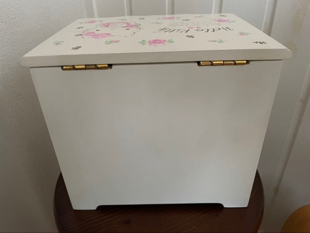 サンリオ　ハローキティ　アクセサリーケース　バラ柄　花柄　木製ドレッサー