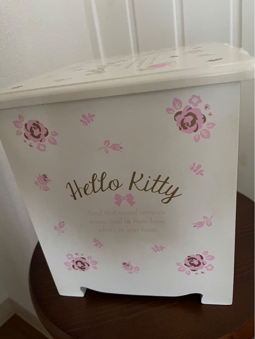 サンリオ　ハローキティ　アクセサリーケース　バラ柄　花柄　木製ドレッサー