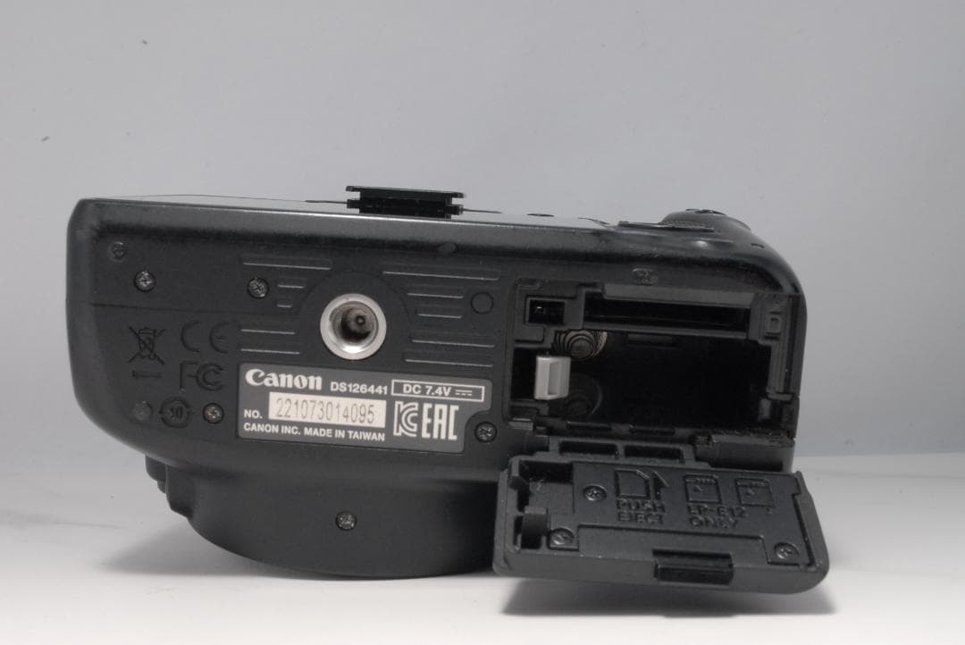 3/20限定価格　Canon EOS Kiss X7 ダブルレンズ　カメラバッグ