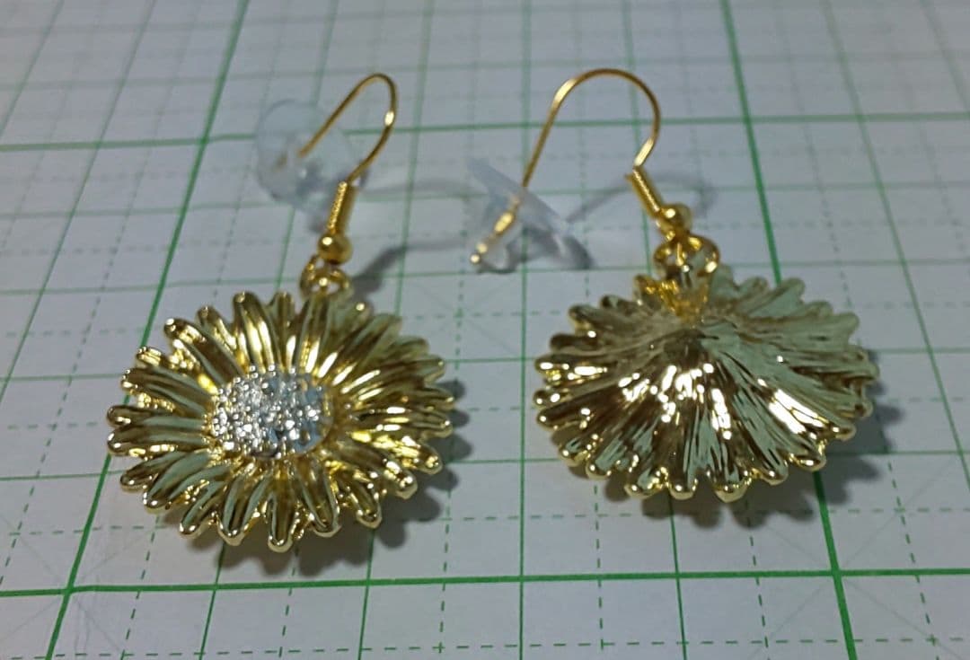 HM　ピアス　ゴールド　フラワー　花　ライトイエロー　黄色