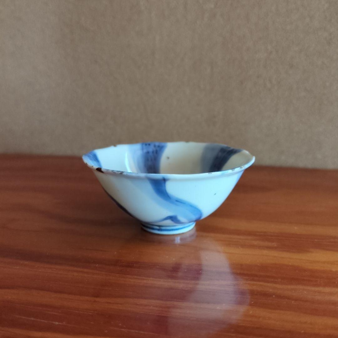 青いストライプ模様の陶器盃　古染付捻盃　明時代末期　景徳鎮　骨董品　古美術