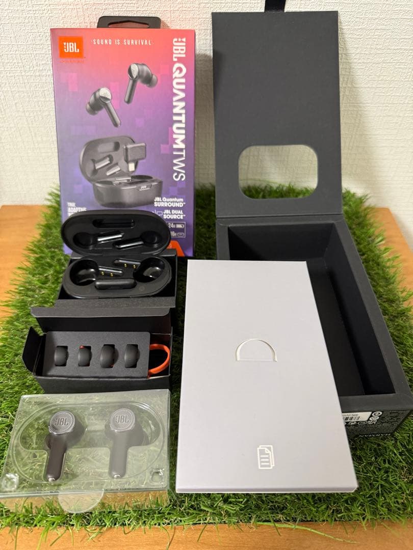極美品　試聴のみJBL QUANTUM TWS ゲーミングイヤホン