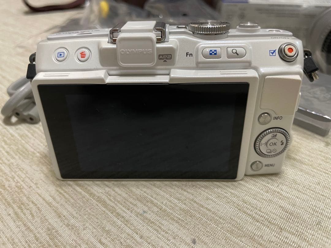 OLYMPUS E-PL6 ホワイト 標準レンズ付き