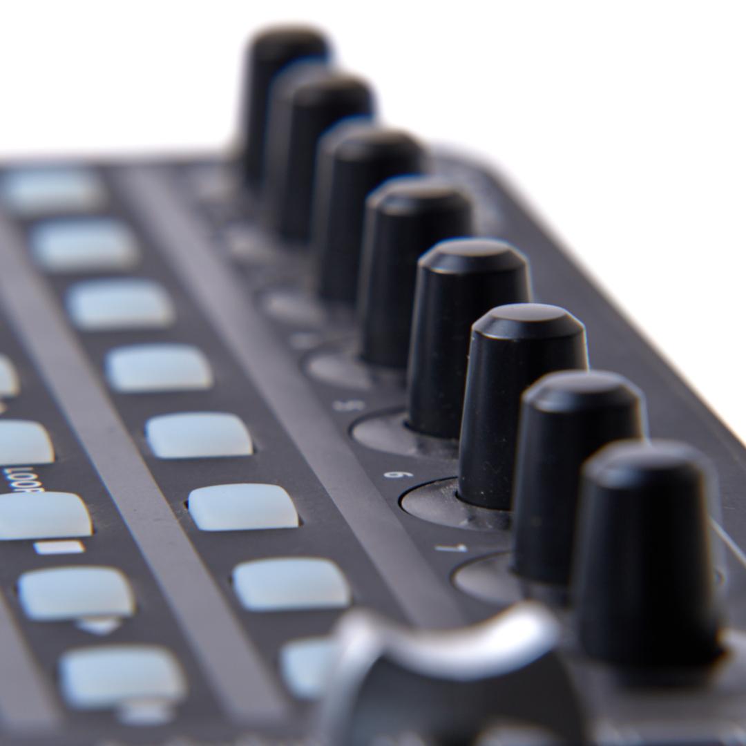 Behringer X-TOUCH MINI MIDIコントローラー
