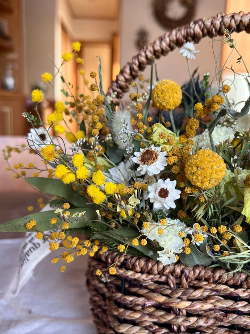 ミモザナチュラルバスケットアレンジメント　ドライフラワー　カゴアレンジ