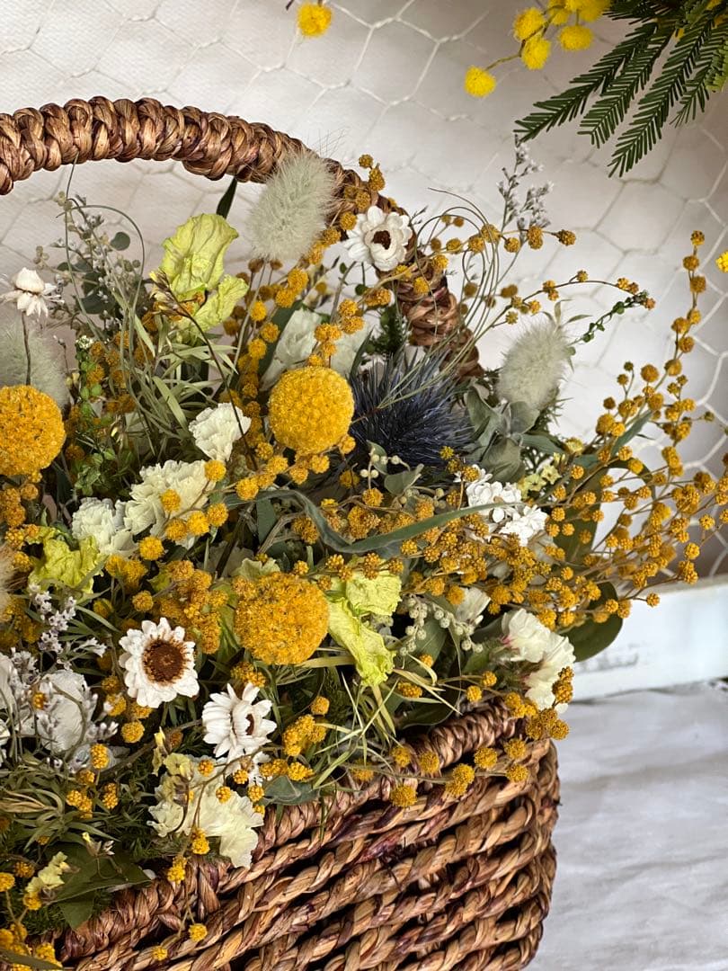 ミモザナチュラルバスケットアレンジメント　ドライフラワー　カゴアレンジ