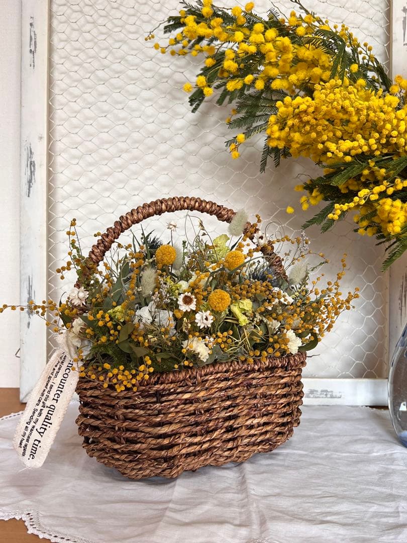 ミモザナチュラルバスケットアレンジメント　ドライフラワー　カゴアレンジ