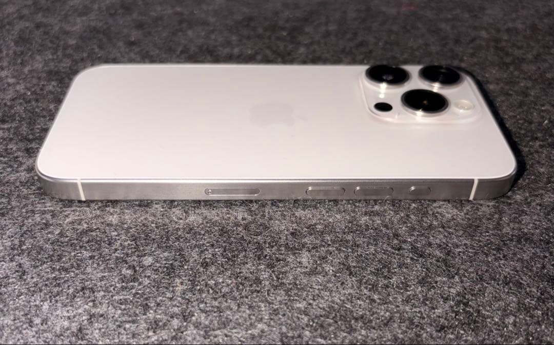 iPhone15Pro 128GB ホワイトチタニウム　バッテリー最大容量88%