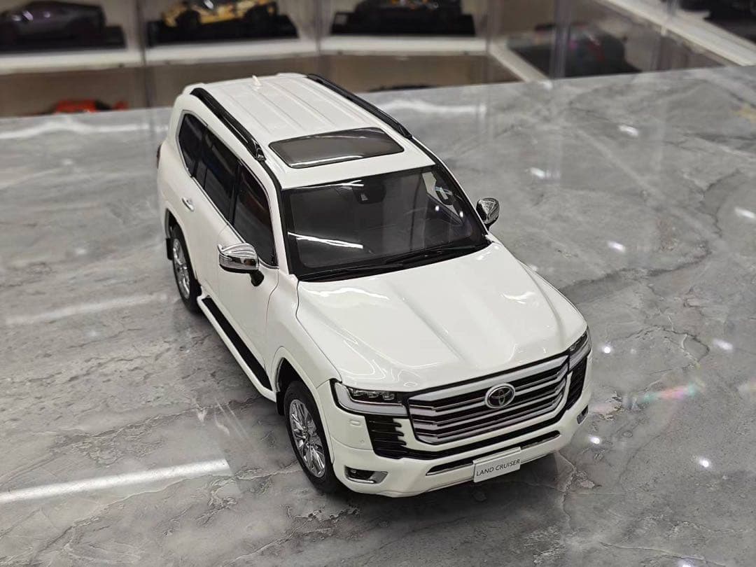 新発売 LCD 1/18 トヨタ ランドクルーザー LC300 ZX ミニカー