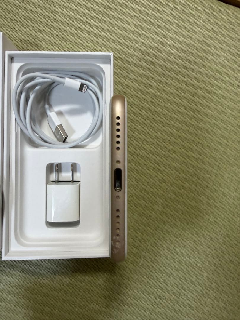 コ*ペ様 極美品！箱付、ケーブル2本付　iphone7 gold 128GB s