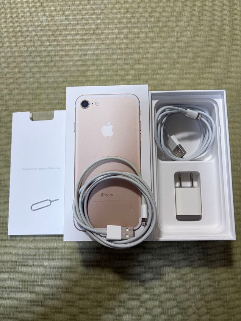 コ*ペ様 極美品！箱付、ケーブル2本付　iphone7 gold 128GB s