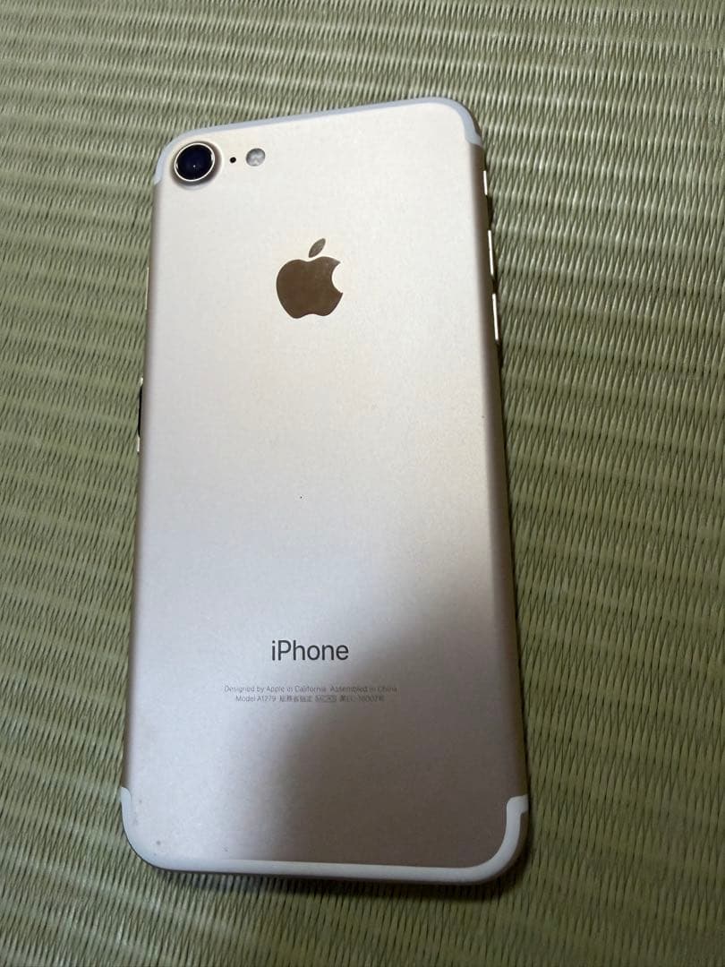 コ*ペ様 極美品！箱付、ケーブル2本付　iphone7 gold 128GB s