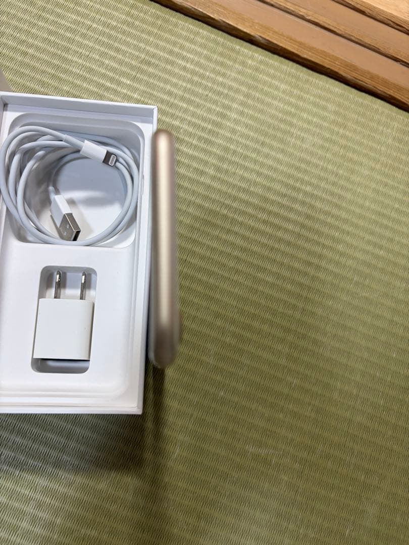 コ*ペ様 極美品！箱付、ケーブル2本付　iphone7 gold 128GB s