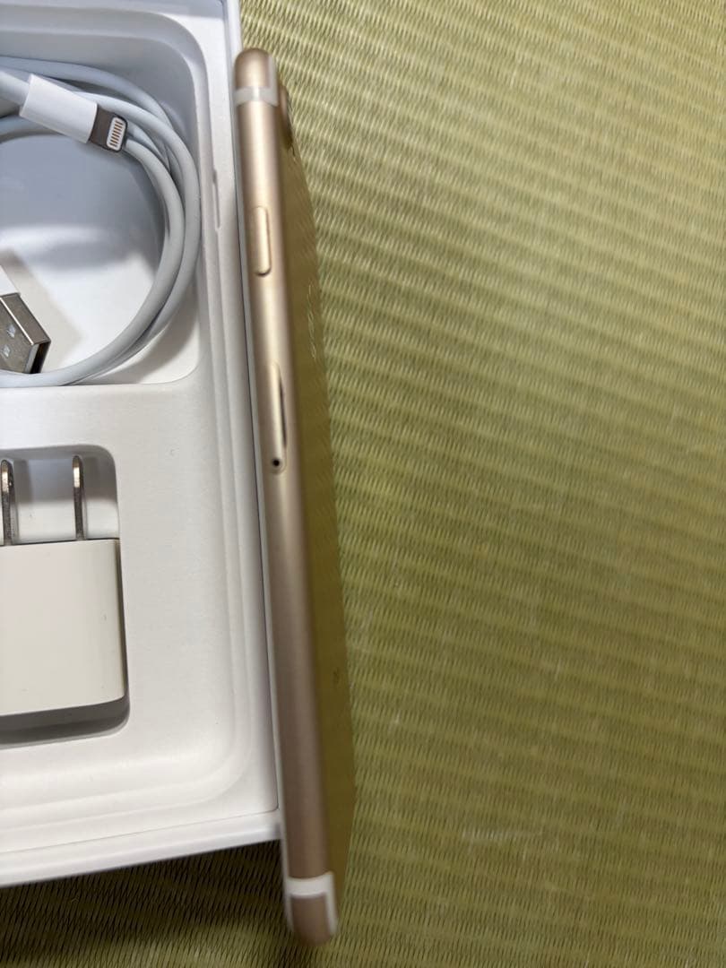 コ*ペ様 極美品！箱付、ケーブル2本付　iphone7 gold 128GB s
