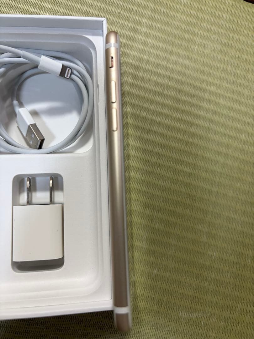 コ*ペ様 極美品！箱付、ケーブル2本付　iphone7 gold 128GB s