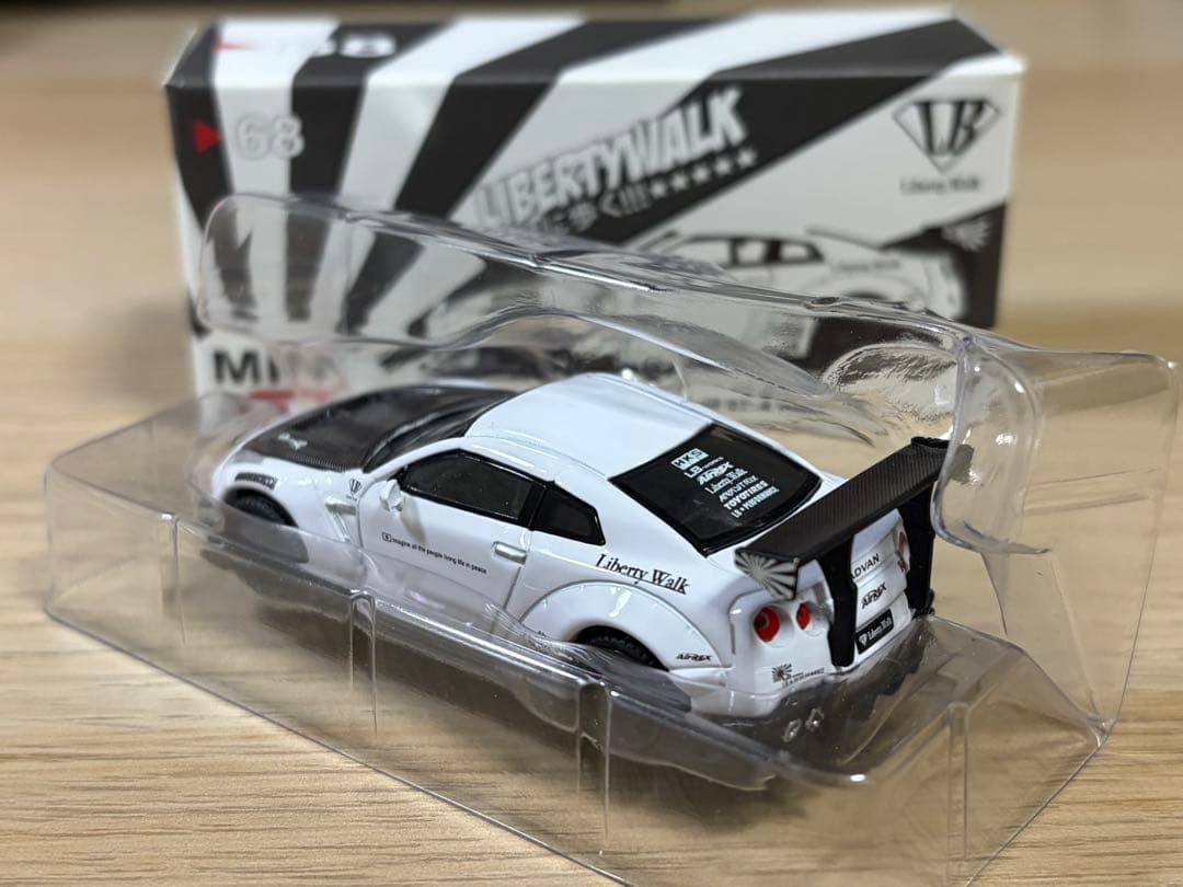 MINIGT LB works リバティウォーク　日産　GTR White 68