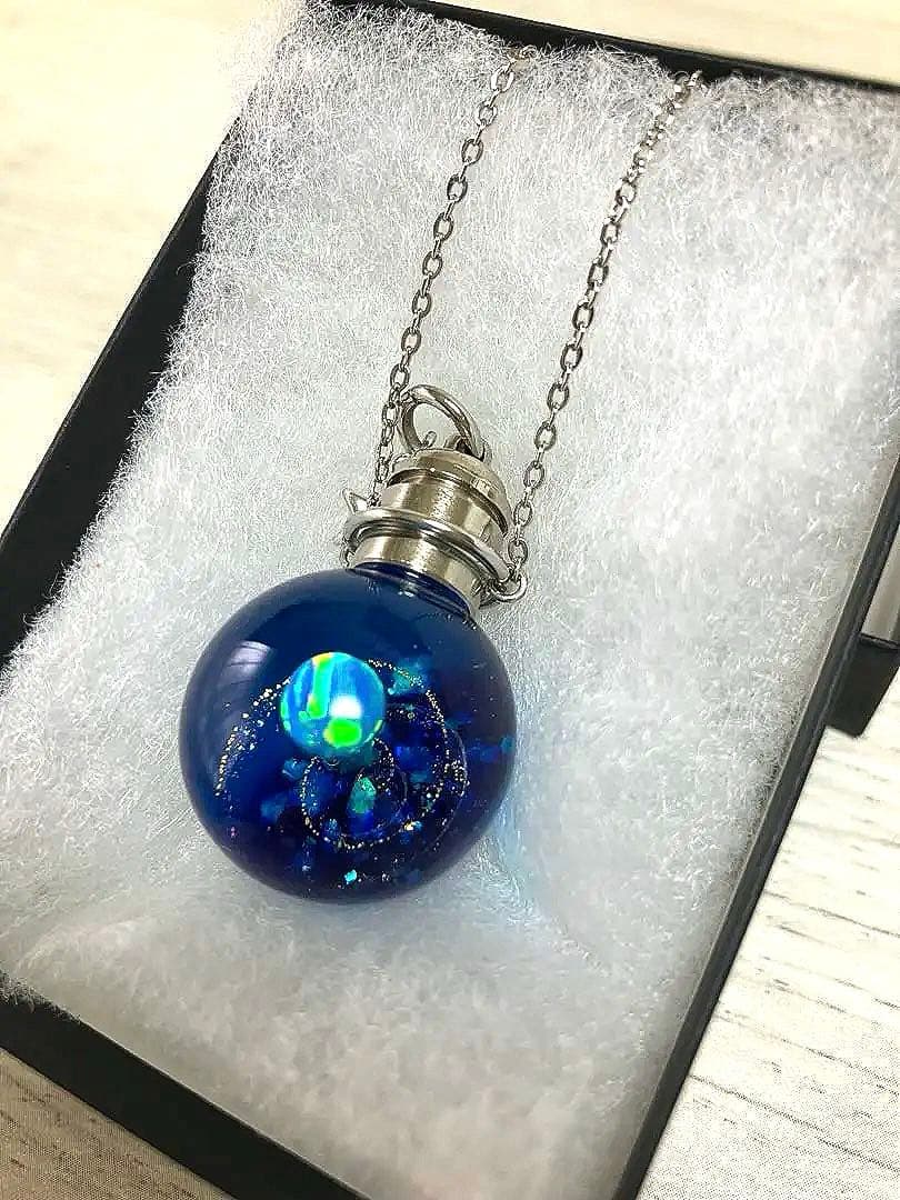 小さな宇宙をイメージ レジン 光る ハンドメイド ネックレス