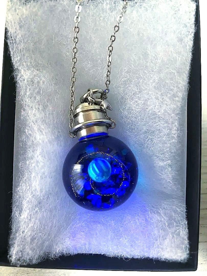 小さな宇宙をイメージ レジン 光る ハンドメイド ネックレス