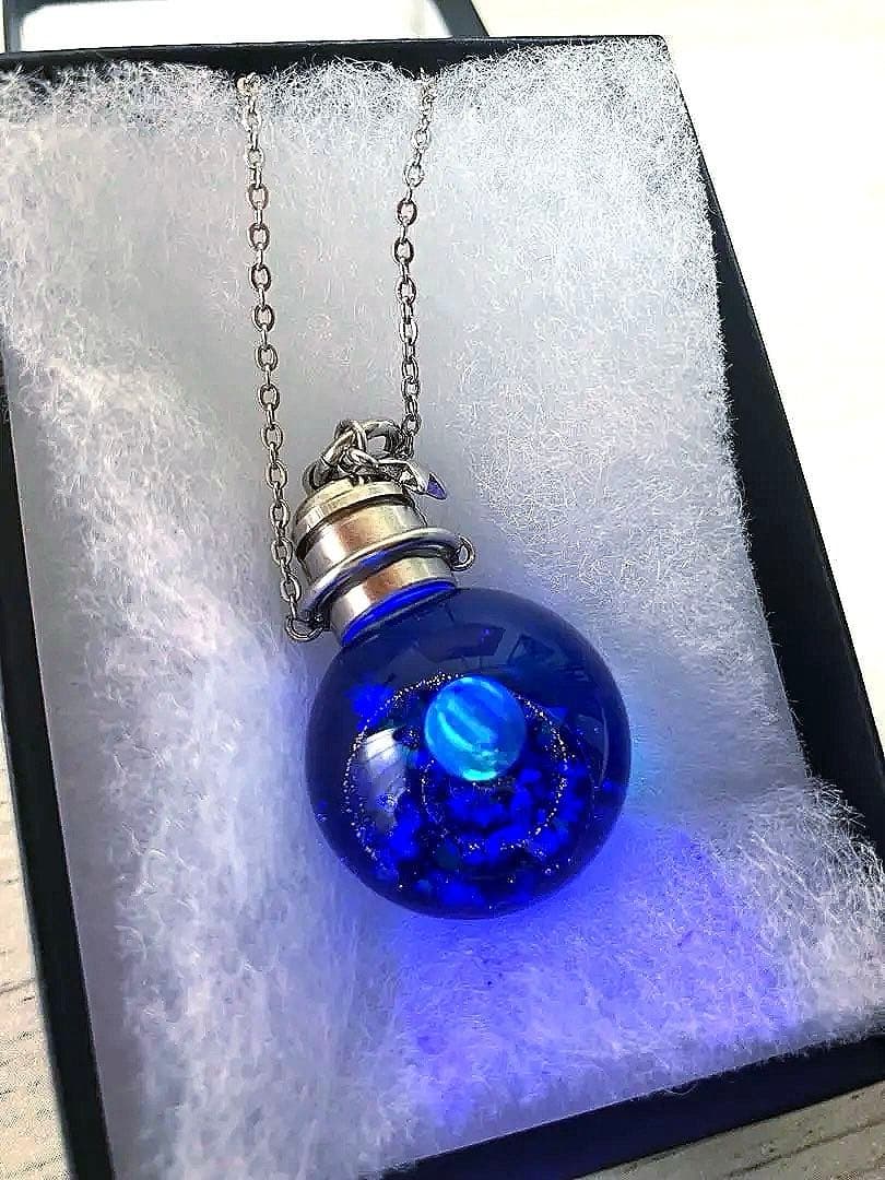 小さな宇宙をイメージ レジン 光る ハンドメイド ネックレス