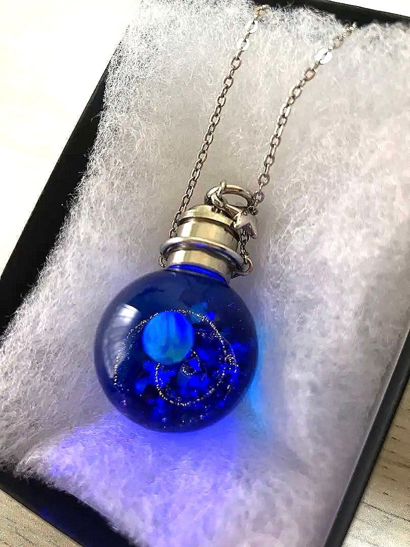 小さな宇宙をイメージ レジン 光る ハンドメイド ネックレス