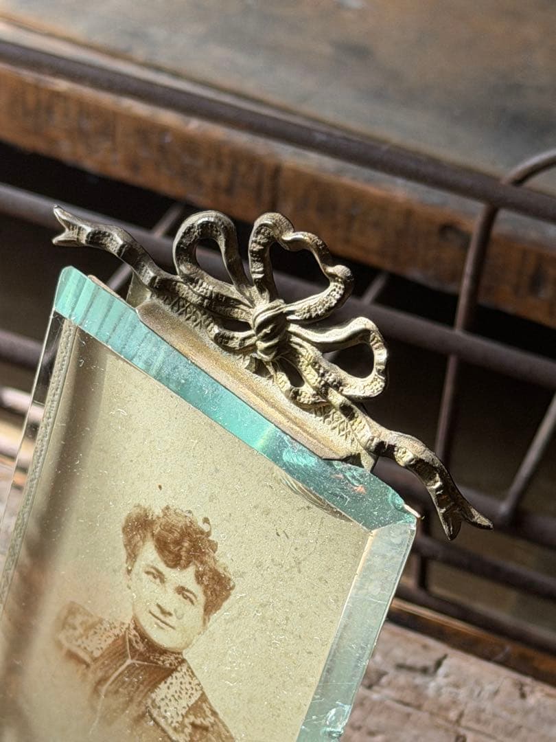 ⚫︎フランスアンティーク⚫︎ぽってり厚手ガラスのリボン装飾 フォトフレーム