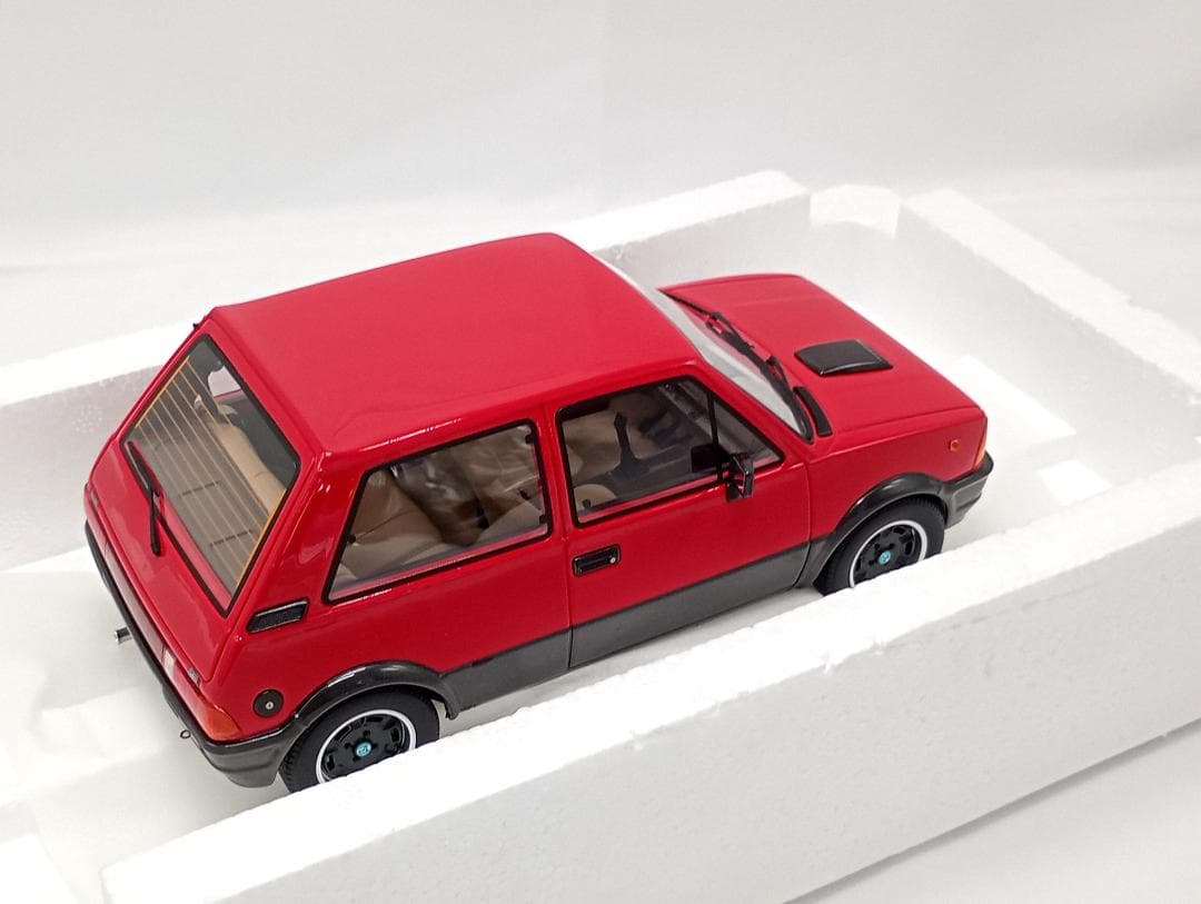 1/18 イノチェンティ ミニ デトマソ ターボ 1983 (レッド/ブラック)