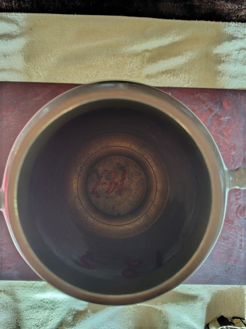 伝統的な金属製花器