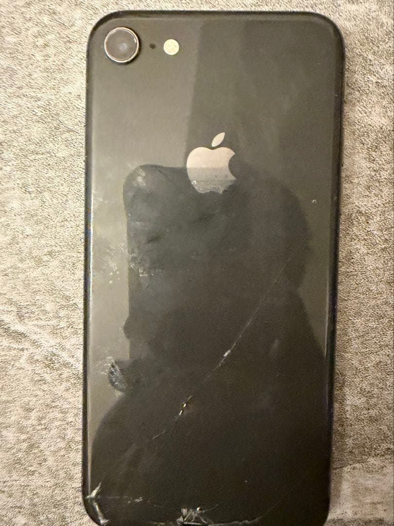 SIMフリー　iPhone8 割れあり。