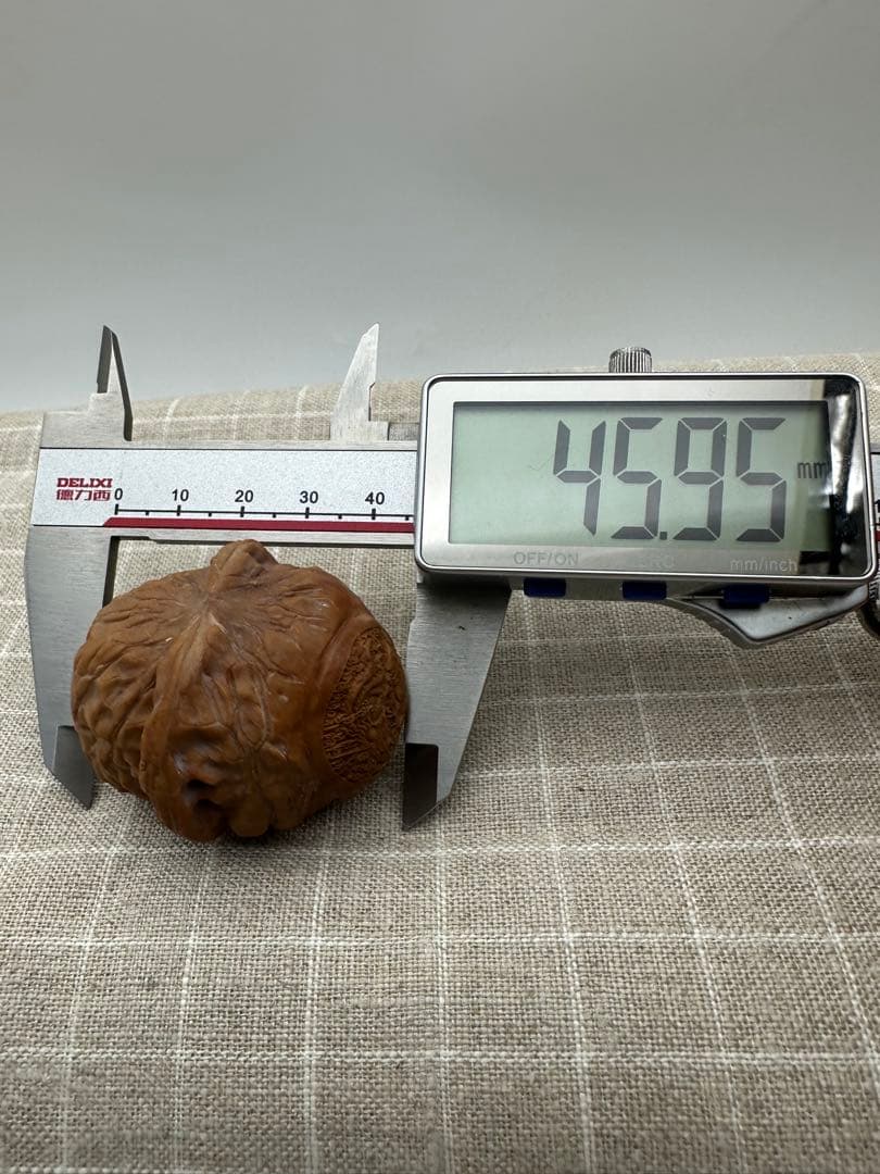 ☆天然☆ 伝統的な文玩核桃（ぶんがんくるみ）の逸品、南疆雕刻の手球ペア 45mm