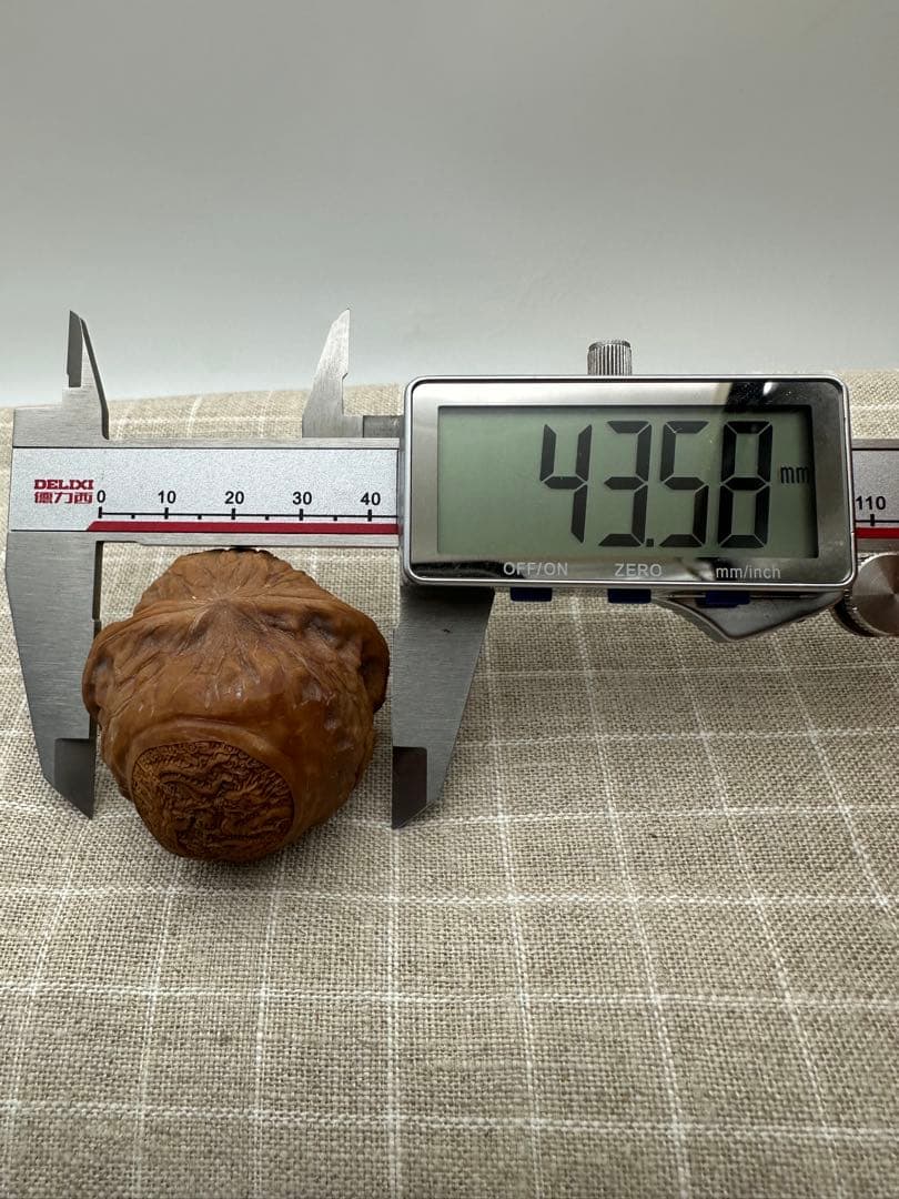 ☆天然☆ 伝統的な文玩核桃（ぶんがんくるみ）の逸品、南疆雕刻の手球ペア 45mm