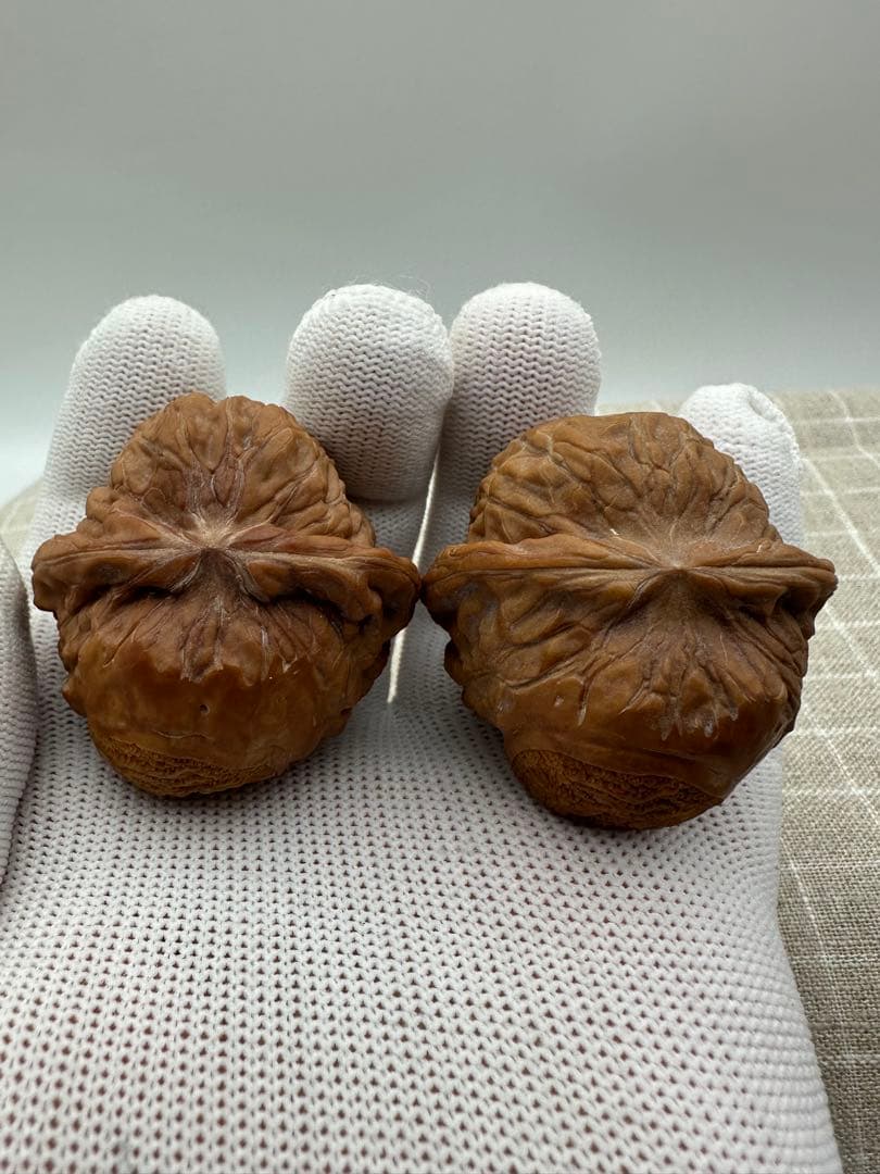 ☆天然☆ 伝統的な文玩核桃（ぶんがんくるみ）の逸品、南疆雕刻の手球ペア 45mm