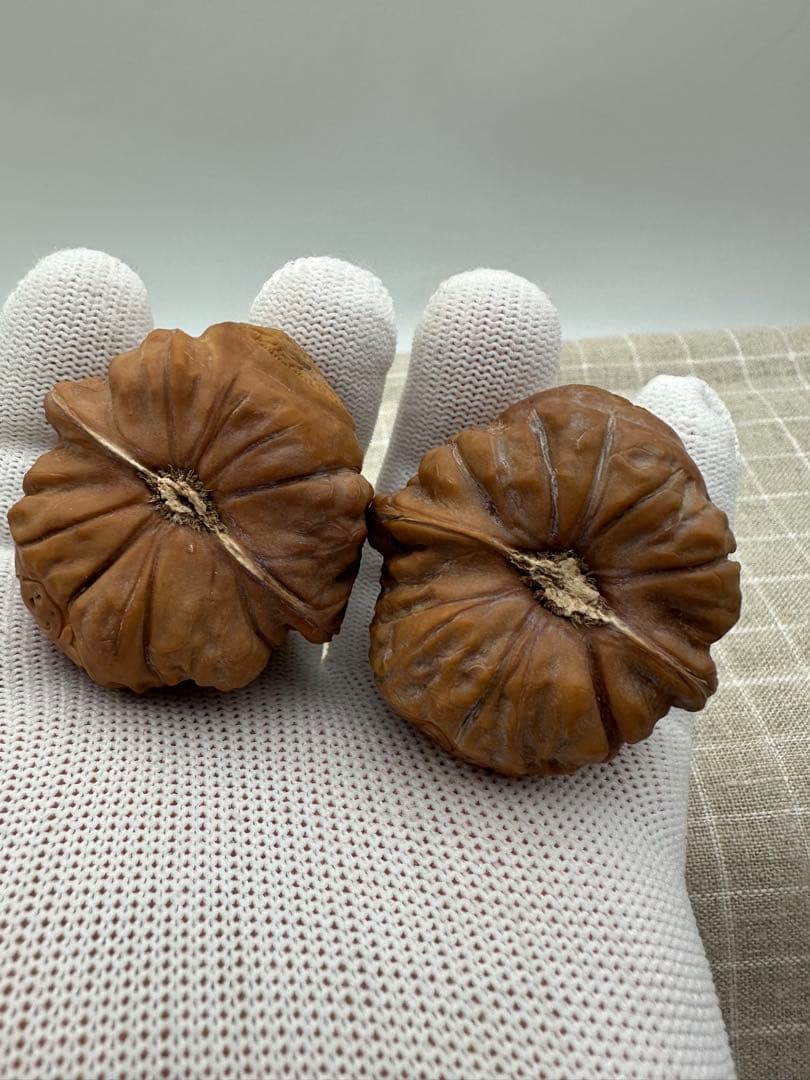 ☆天然☆ 伝統的な文玩核桃（ぶんがんくるみ）の逸品、南疆雕刻の手球ペア 45mm