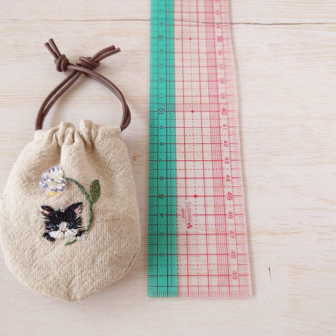 ちっちゃな巾着サシェ/詰替タイプ【ハチワレネコと白い花】