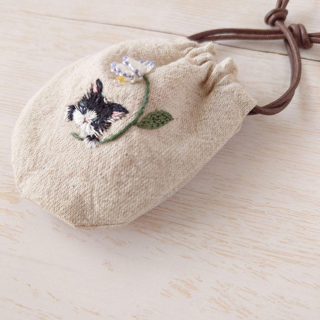 ちっちゃな巾着サシェ/詰替タイプ【ハチワレネコと白い花】