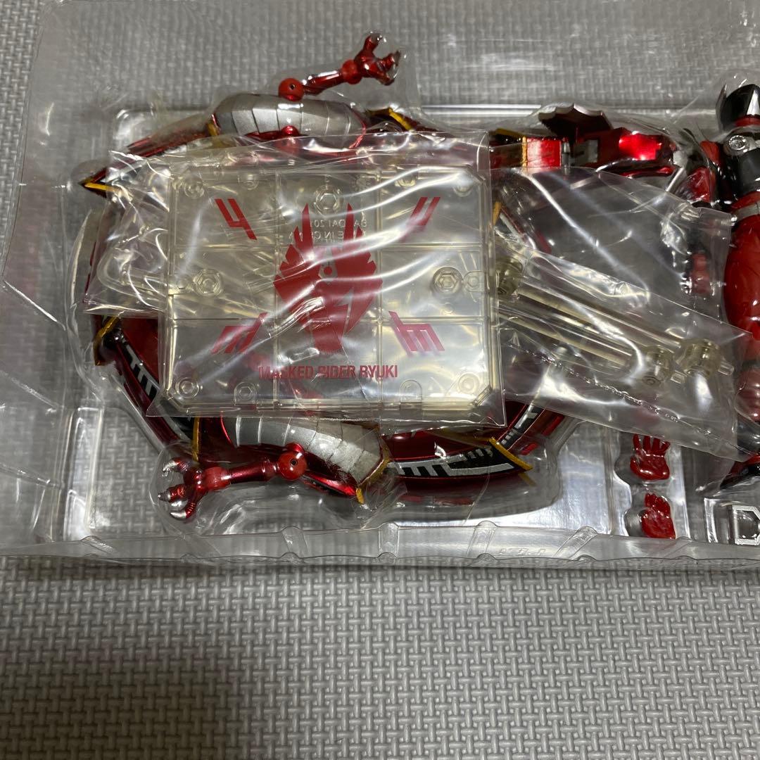 【中身未使用】s.h.figuarts 仮面ライダー龍騎　バンダイ　フィギュア