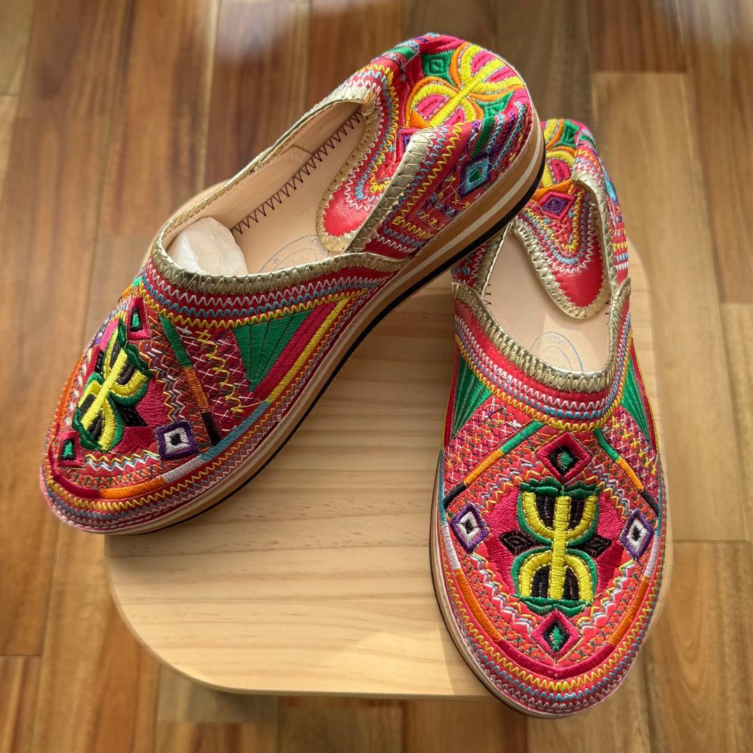 【バブーシュ】【美品】エスニック 刺繍 フラットシューズ カラフル