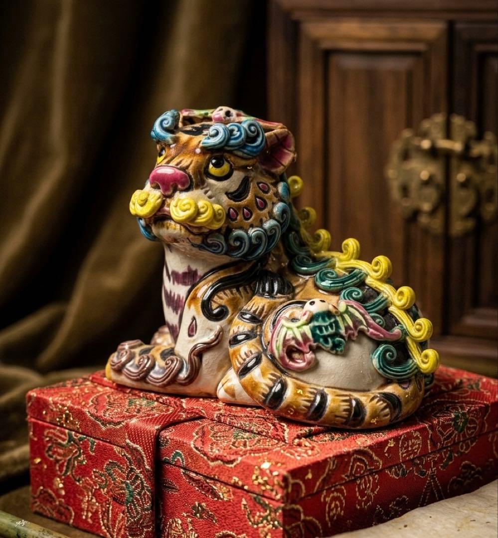 【縁起物】九谷焼風 招財虎 陶器 置物 陶光作 専用箱付き