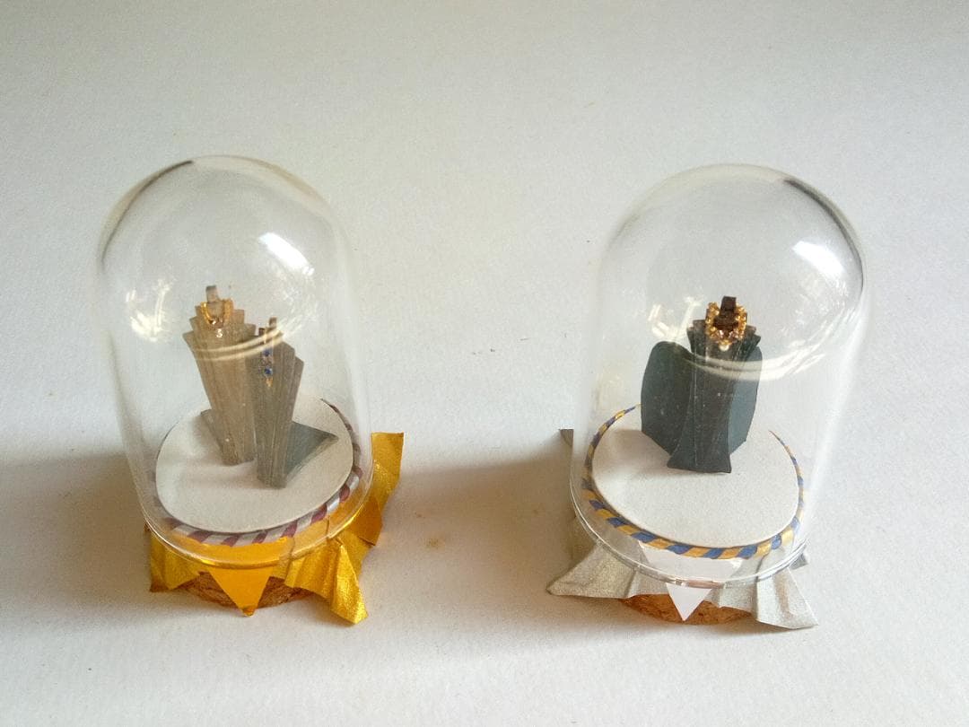 紙製　ミニチュア　ジュエリー飾り　と　ガラス・ドーム　ケース　 2点セット