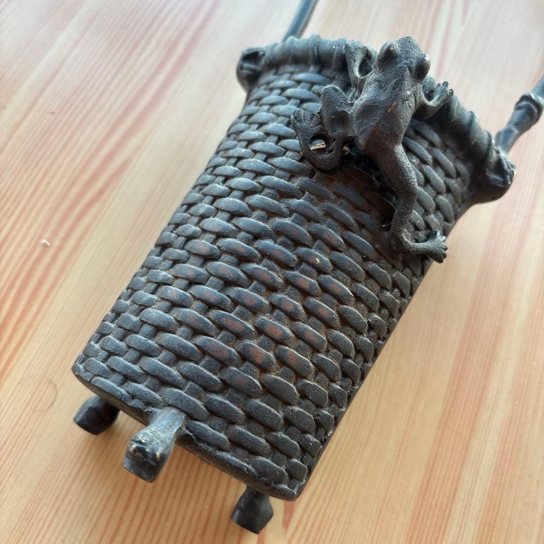 銅の竹籠風　蛙付の花入