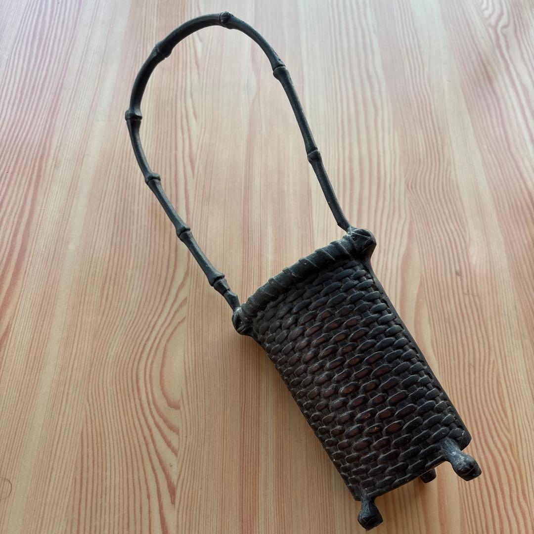 銅の竹籠風　蛙付の花入