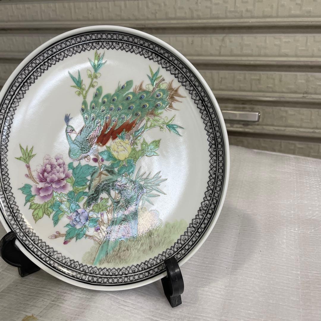 孔雀デザインの陶磁器皿