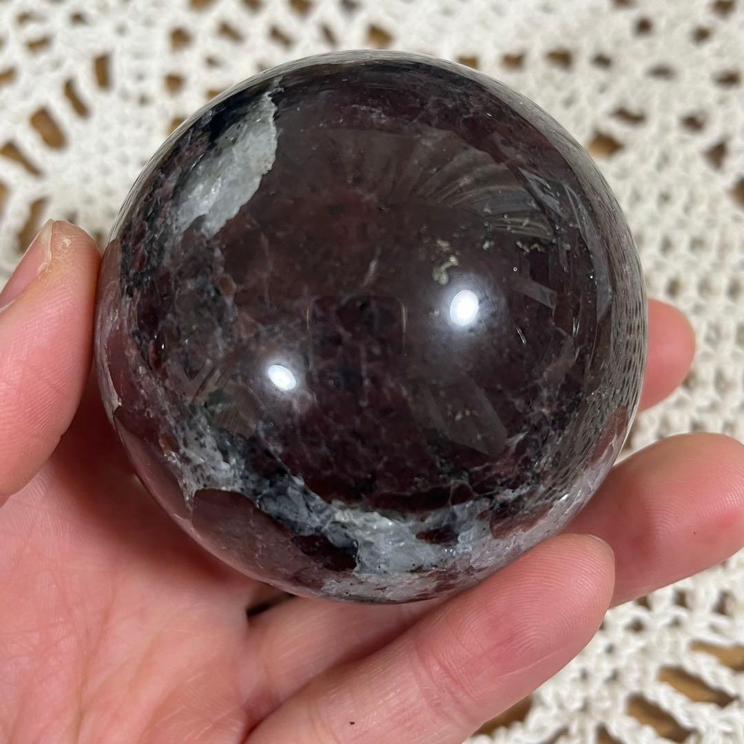 【天然石】ガーネットインヌーマイト　スフィア　丸玉　直径6.1cm 台座つき