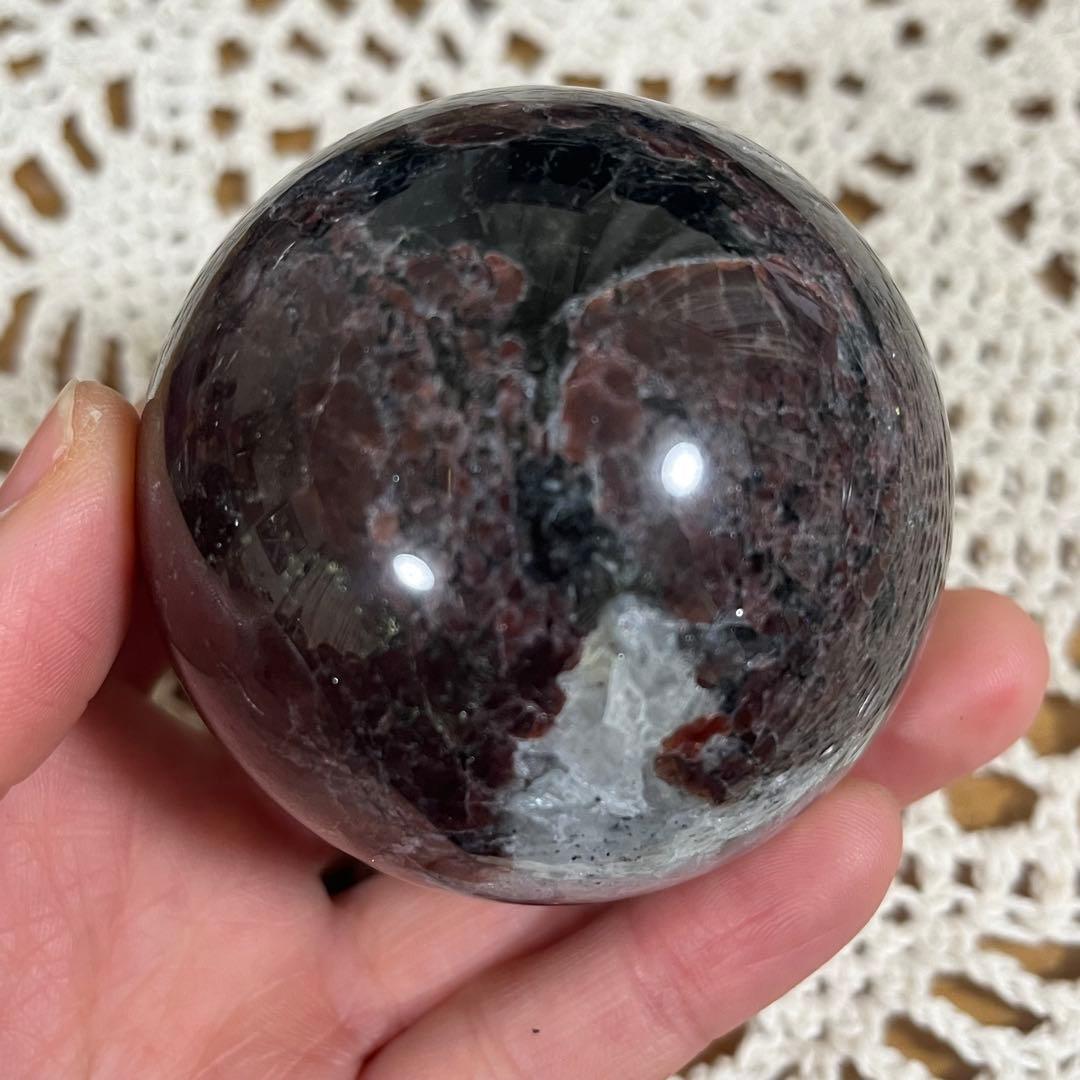 【天然石】ガーネットインヌーマイト　スフィア　丸玉　直径6.1cm 台座つき
