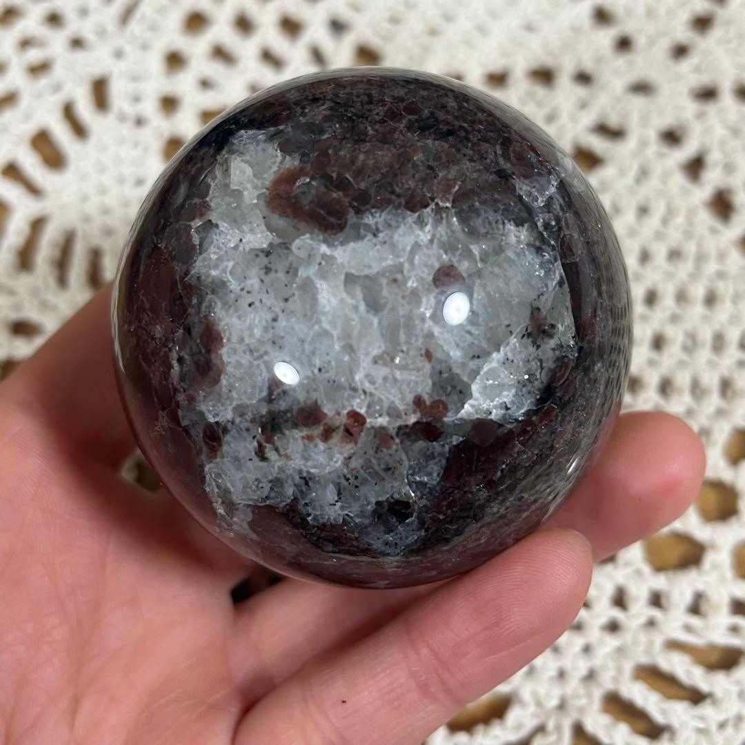 【天然石】ガーネットインヌーマイト　スフィア　丸玉　直径6.1cm 台座つき