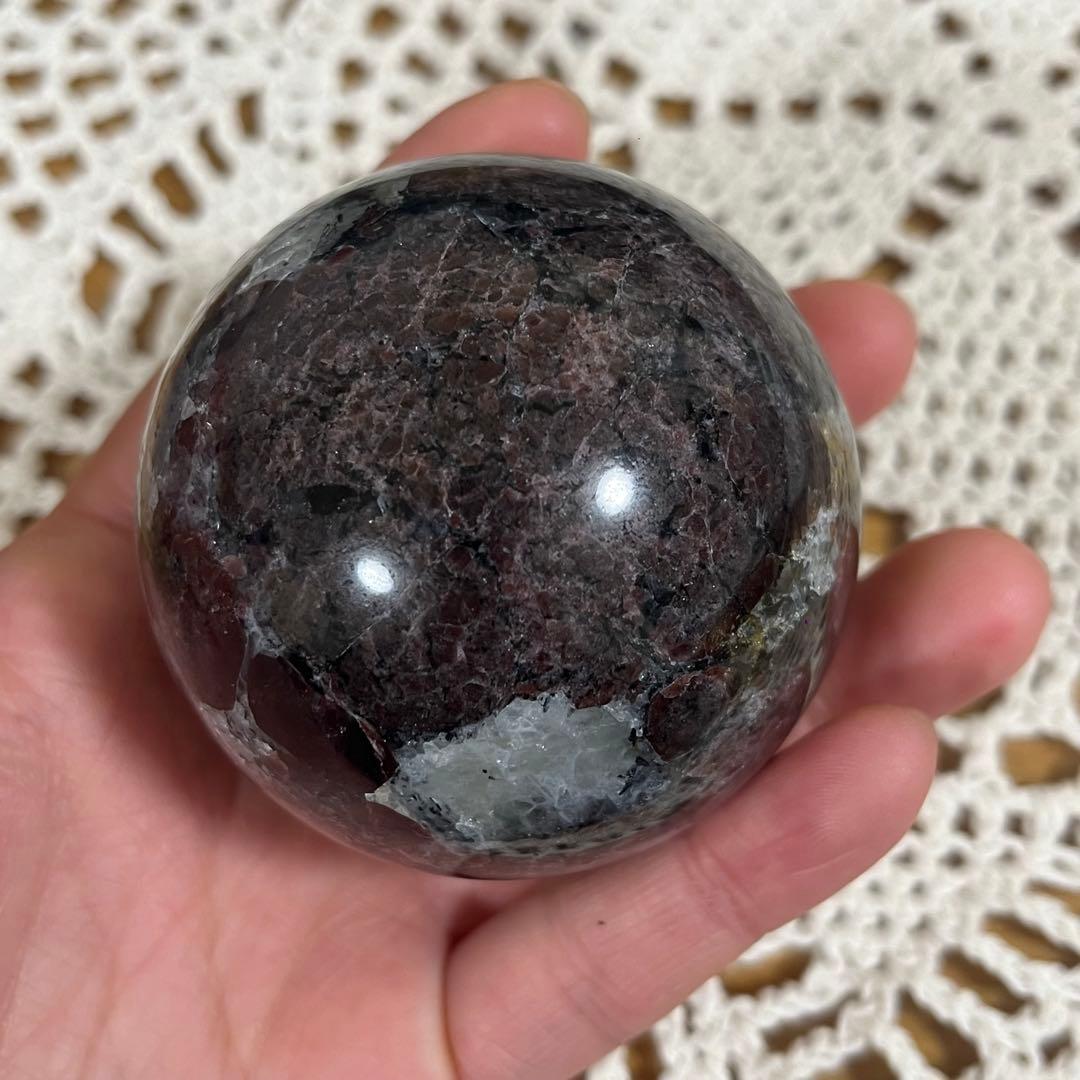 【天然石】ガーネットインヌーマイト　スフィア　丸玉　直径6.1cm 台座つき