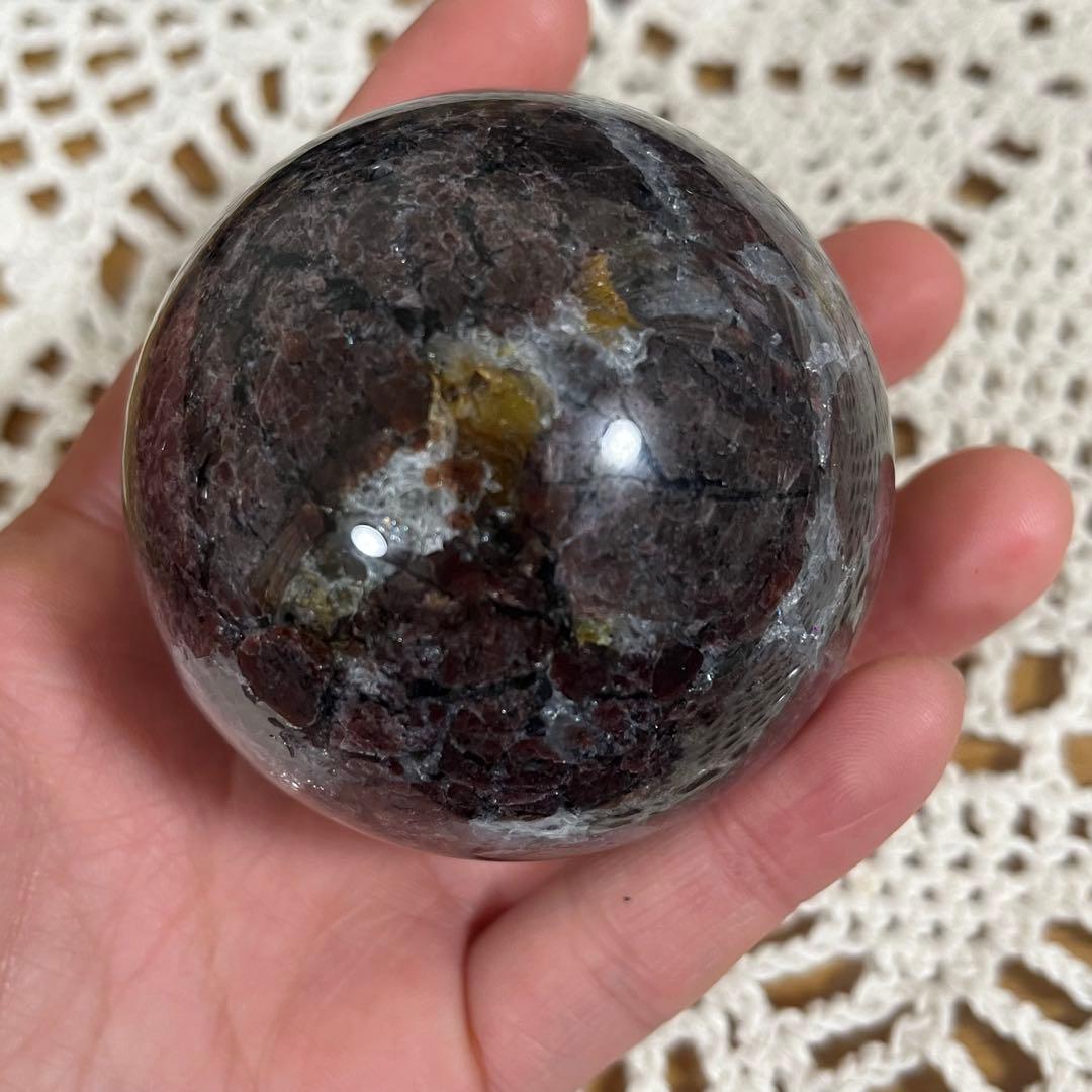 【天然石】ガーネットインヌーマイト　スフィア　丸玉　直径6.1cm 台座つき