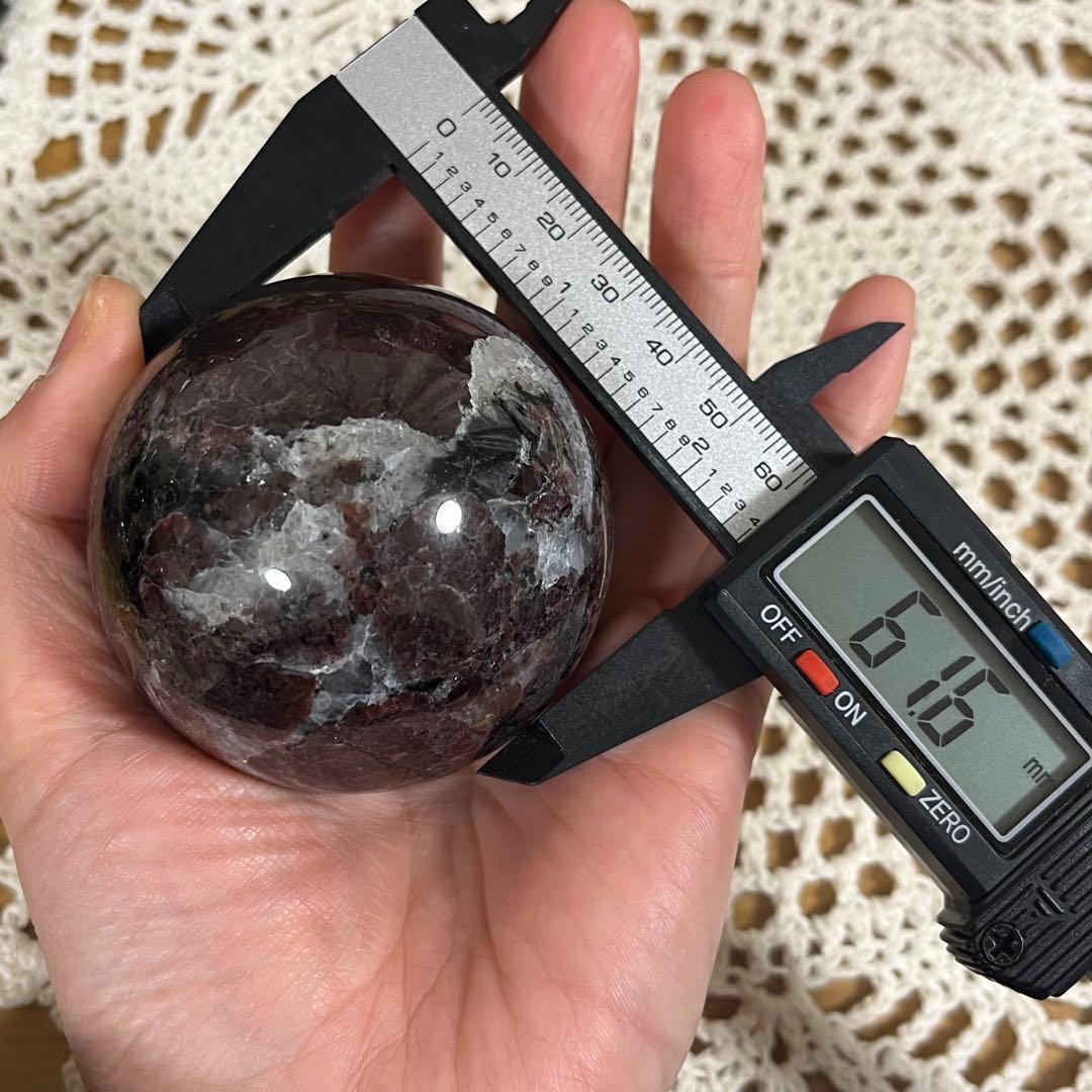 【天然石】ガーネットインヌーマイト　スフィア　丸玉　直径6.1cm 台座つき